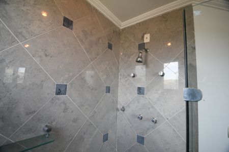 Casa de condomínio para alugar com 604m², 4 quartos e 6 vagasBanheiro da Suíte 4