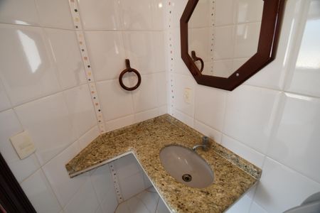 Casa de condomínio para alugar com 604m², 4 quartos e 6 vagasBanheiro da Piscina