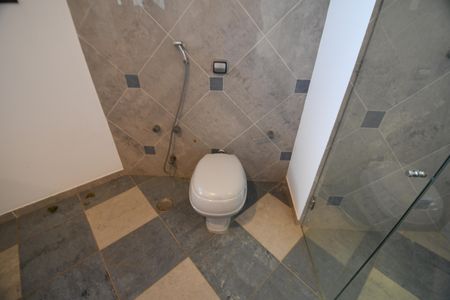 Casa de condomínio para alugar com 604m², 4 quartos e 6 vagasBanheiro da Suíte 4