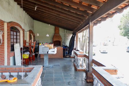 Casa à venda com 168m², 5 quartos e 3 vagas Casa à venda com 168m², 5 quartos e 3 vagasSacada