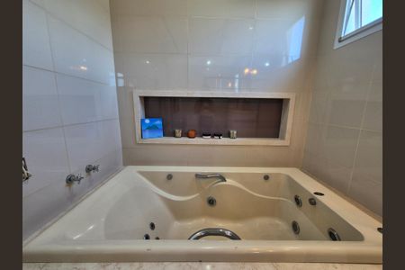 Casa de condomínio à venda com 408m², 5 quartos e 2 vagasBanheiro da Suíte 4