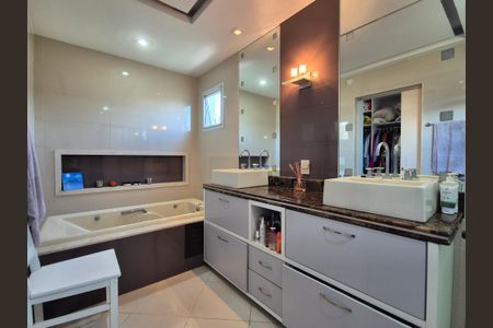 Casa de condomínio à venda com 408m², 5 quartos e 2 vagasBanheiro da Suíte 4