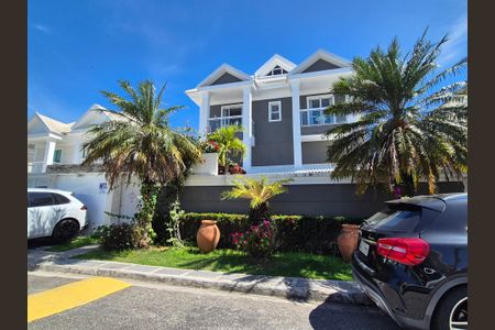 Casa de condomínio à venda com 408m², 5 quartos e 2 vagasFachada