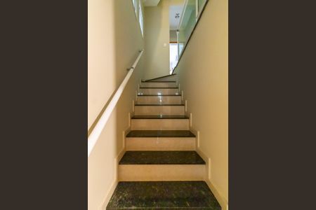 Casa à venda com 211m², 2 quartos e 3 vagas Casa à venda com 211m², 2 quartos e 3 vagasEscada