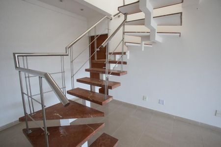 Apartamento para alugar com 360m², 5 quartos e 2 vagasEscada da Cobertura