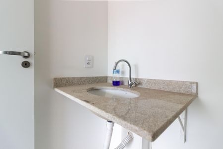 Banheiro Social de kitnet/studio à venda com 1 quarto, 28m² em Vila Madalena, São Paulo