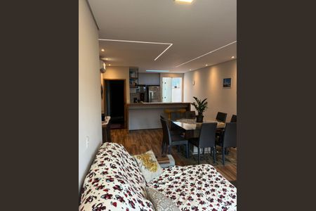 Casa à venda com 318m², 4 quartos e 6 vagas Casa à venda com 318m², 4 quartos e 6 vagasSala