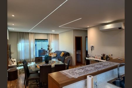 Casa à venda com 318m², 4 quartos e 6 vagas Casa à venda com 318m², 4 quartos e 6 vagasSala