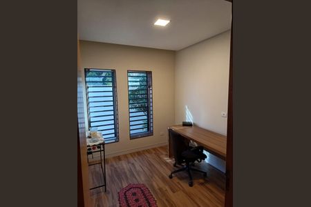 Casa à venda com 318m², 4 quartos e 6 vagas Casa à venda com 318m², 4 quartos e 6 vagasQuarto 4