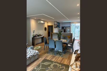 Casa à venda com 318m², 4 quartos e 6 vagas Casa à venda com 318m², 4 quartos e 6 vagasSala