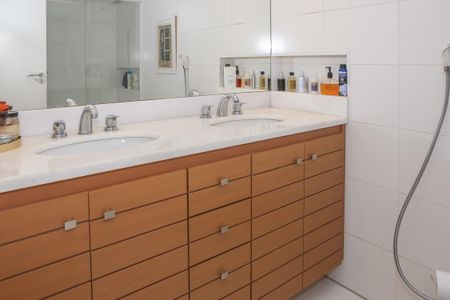 Apartamento à venda com 136m², 3 quartos e 3 vagasBanheiro da Suíte 1