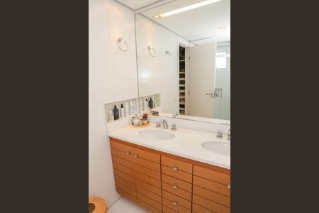 Apartamento à venda com 136m², 3 quartos e 3 vagasBanheiro da Suíte 1