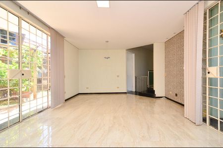 Casa à venda com 360m², 3 quartos e 4 vagas Casa à venda com 360m², 3 quartos e 4 vagasSala