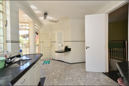 Casa à venda com 360m², 3 quartos e 4 vagas Casa à venda com 360m², 3 quartos e 4 vagasCozinha