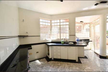 Casa à venda com 360m², 3 quartos e 4 vagas Casa à venda com 360m², 3 quartos e 4 vagasCozinha