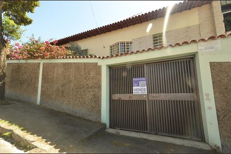 Casa à venda com 360m², 3 quartos e 4 vagas Casa à venda com 360m², 3 quartos e 4 vagasFachada