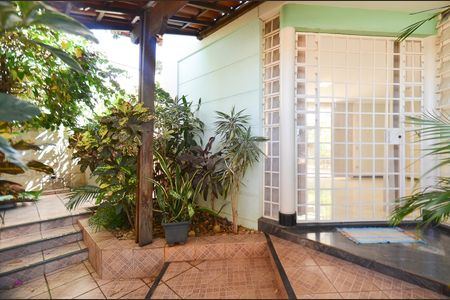 Casa à venda com 360m², 3 quartos e 4 vagas Casa à venda com 360m², 3 quartos e 4 vagasÁrea externa