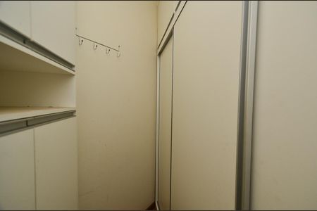 Casa à venda com 360m², 3 quartos e 4 vagas Casa à venda com 360m², 3 quartos e 4 vagasCloset da suíte