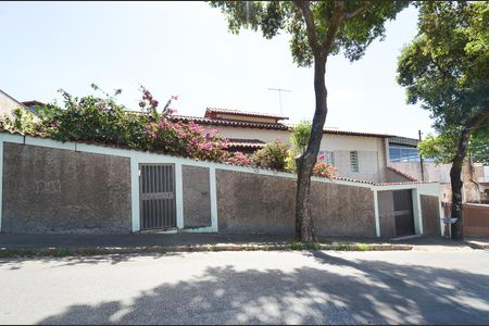 Casa à venda com 360m², 3 quartos e 4 vagas Casa à venda com 360m², 3 quartos e 4 vagasFachada