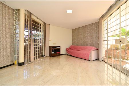 Sala de casa à venda com 3 quartos, 360m² em Esplanada, Belo Horizonte