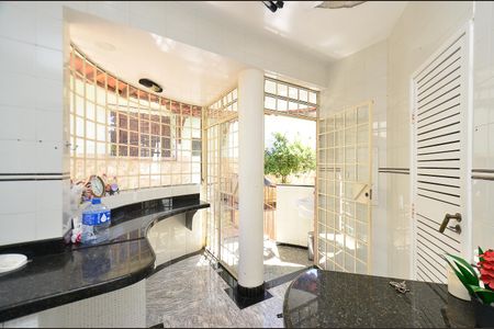 Casa à venda com 360m², 3 quartos e 4 vagas Casa à venda com 360m², 3 quartos e 4 vagasCozinha