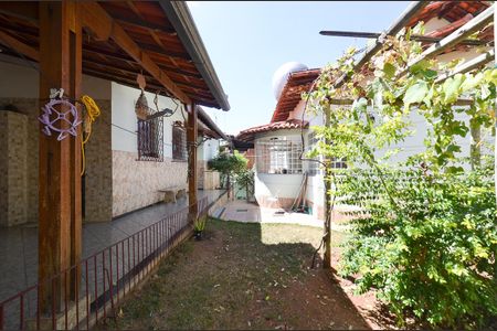 Casa à venda com 360m², 3 quartos e 4 vagas Casa à venda com 360m², 3 quartos e 4 vagasÁrea externa