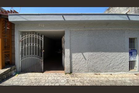 Casa à venda com 249m², 2 quartos e 4 vagas Casa à venda com 249m², 2 quartos e 4 vagasFachada + placa