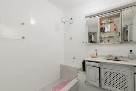 Casa à venda com 249m², 2 quartos e 4 vagas Casa à venda com 249m², 2 quartos e 4 vagasBanheiro da Suíte