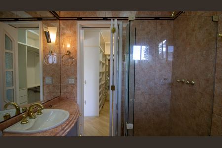 Casa de condomínio à venda com 600m², 4 quartos e 4 vagas Casa de condomínio à venda com 600m², 4 quartos e 4 vagasBanheiro da Suíte 2