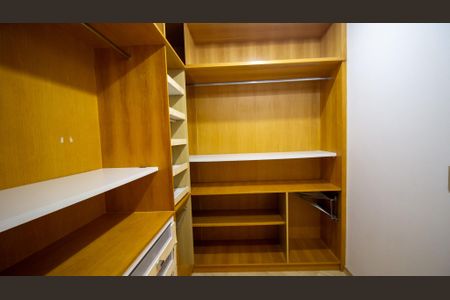 Casa de condomínio à venda com 600m², 4 quartos e 4 vagasCloset da Suíte 4