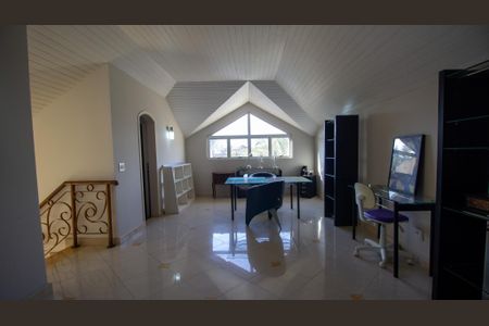 Casa de condomínio à venda com 600m², 4 quartos e 4 vagas Casa de condomínio à venda com 600m², 4 quartos e 4 vagasÁrea do Sótão