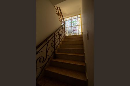 Casa de condomínio à venda com 600m², 4 quartos e 4 vagas Casa de condomínio à venda com 600m², 4 quartos e 4 vagasEscada