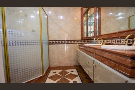 Casa de condomínio à venda com 600m², 4 quartos e 4 vagas Casa de condomínio à venda com 600m², 4 quartos e 4 vagasBanheiro da Suíte 1