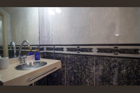 Casa de condomínio à venda com 600m², 4 quartos e 4 vagas Casa de condomínio à venda com 600m², 4 quartos e 4 vagasLavabo do Sotão