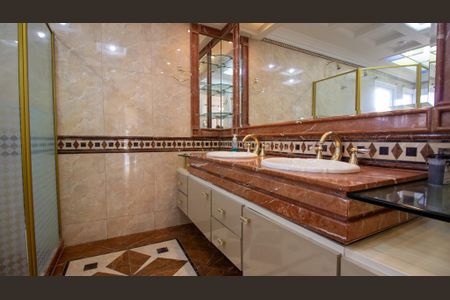 Casa de condomínio à venda com 600m², 4 quartos e 4 vagas Casa de condomínio à venda com 600m², 4 quartos e 4 vagasBanheiro da Suíte 1