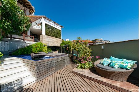 Casa à venda com 560m², 3 quartos e 3 vagasQuintal