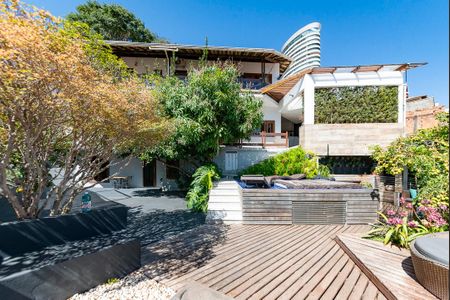 Casa à venda com 560m², 3 quartos e 3 vagasQuintal