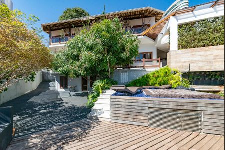 Casa à venda com 560m², 3 quartos e 3 vagasQuintal