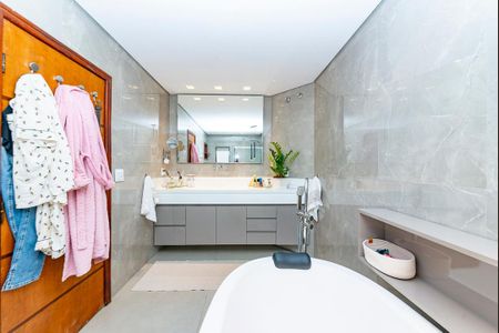 Casa à venda com 560m², 3 quartos e 3 vagasBanheiro da Suíte 1