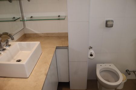 Apartamento à venda com 237m², 3 quartos e 2 vagasBanheiro da Suíte 2