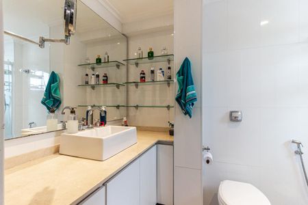 Apartamento à venda com 237m², 3 quartos e 2 vagas Apartamento à venda com 237m², 3 quartos e 2 vagasBanheiro da Suíte 1