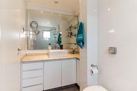 Apartamento à venda com 237m², 3 quartos e 2 vagas Apartamento à venda com 237m², 3 quartos e 2 vagasBanheiro da Suíte 1