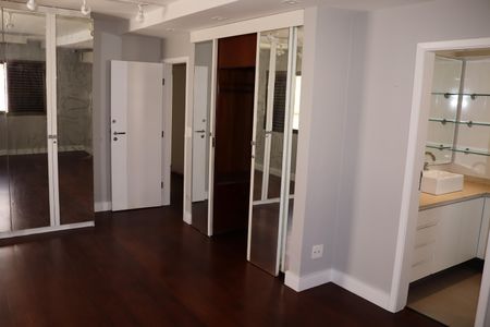 Apartamento à venda com 237m², 3 quartos e 2 vagasSuíte 2