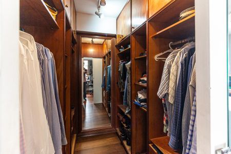 Apartamento à venda com 237m², 3 quartos e 2 vagas Apartamento à venda com 237m², 3 quartos e 2 vagasCloset da Suíte 1