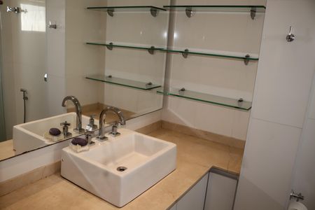 Apartamento à venda com 237m², 3 quartos e 2 vagasBanheiro da Suíte 2