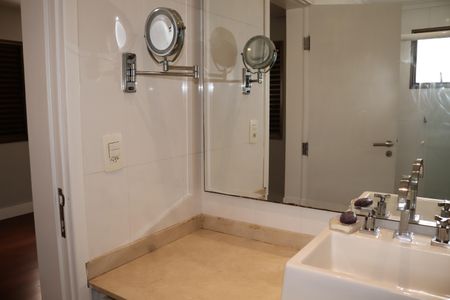 Apartamento à venda com 237m², 3 quartos e 2 vagasBanheiro da Suíte 2