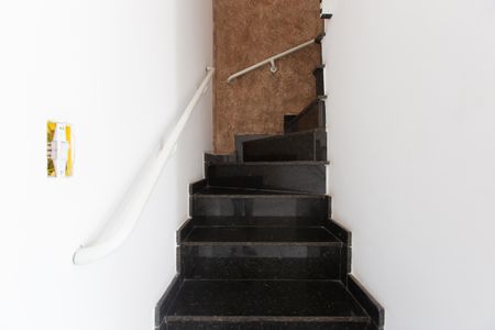 Casa de condomínio à venda com 111m², 3 quartos e 1 vagaEscada