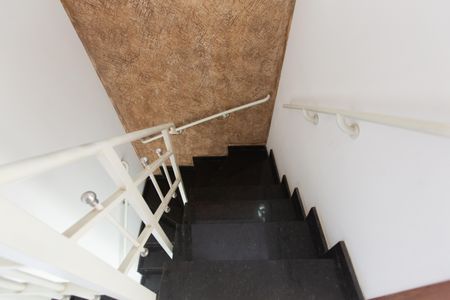 Casa de condomínio à venda com 111m², 3 quartos e 1 vagaEscada