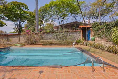 Casa à venda com 2000m², 2 quartos e 10 vagasQuintal