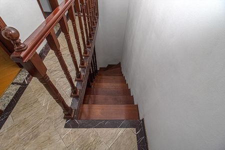 Casa à venda com 180m², 4 quartos e 2 vagasEscada